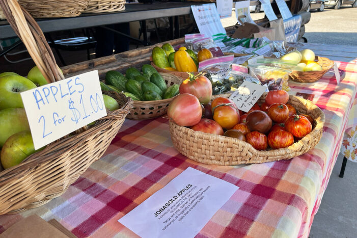 Cross Orchards Farmers Market starts new season Cross Orchards Farmers Market starts new season